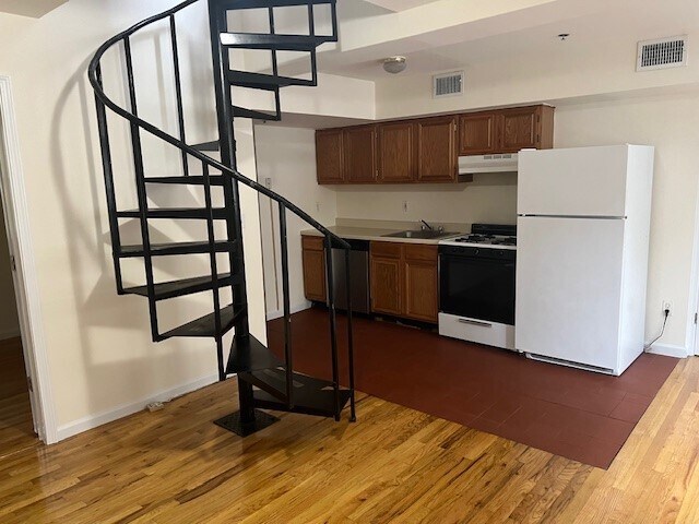 Building Photo - 419 5th St