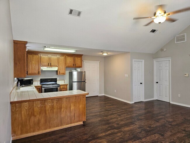 Building Photo - 204 N Cypress St