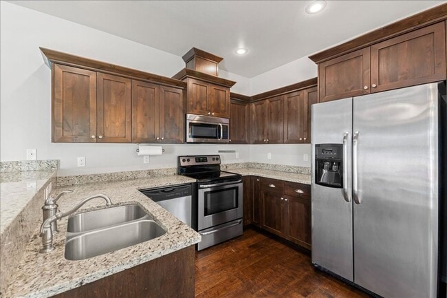 Building Photo - Centrally Located 3 Bedroom 2.5 Bathroom Home