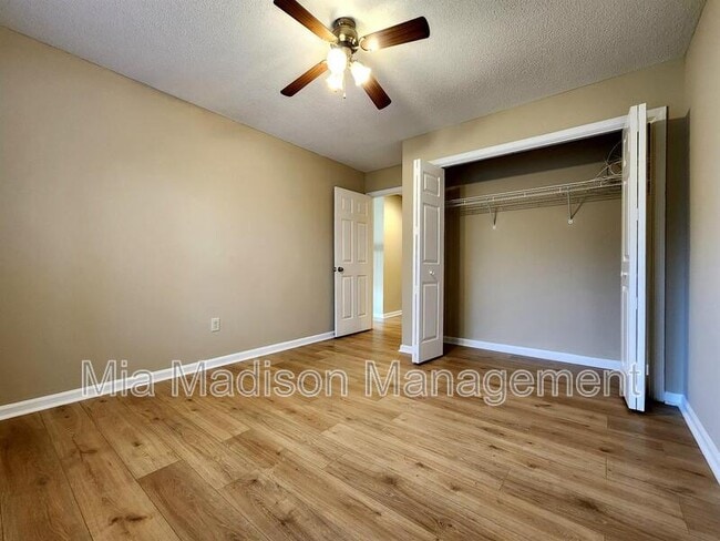 Building Photo - 21 Cobblestone Ct