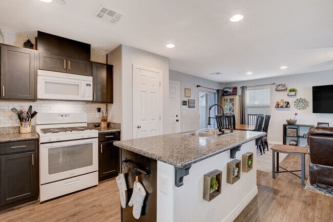 Building Photo - Stunning 3 Bed Home with Loft, Den & Upgraded Kitchen
