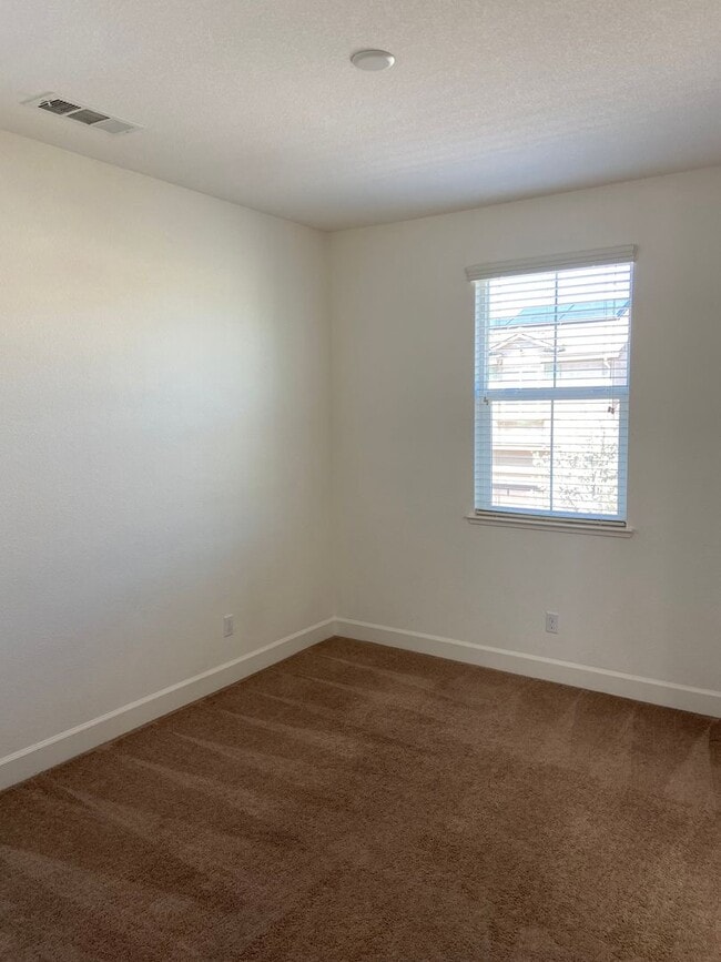 Building Photo - Turnstone Community off Iron Point & Prairie City. 4 Bdrm, 3 Bath - Walk to nature trails, park, ...