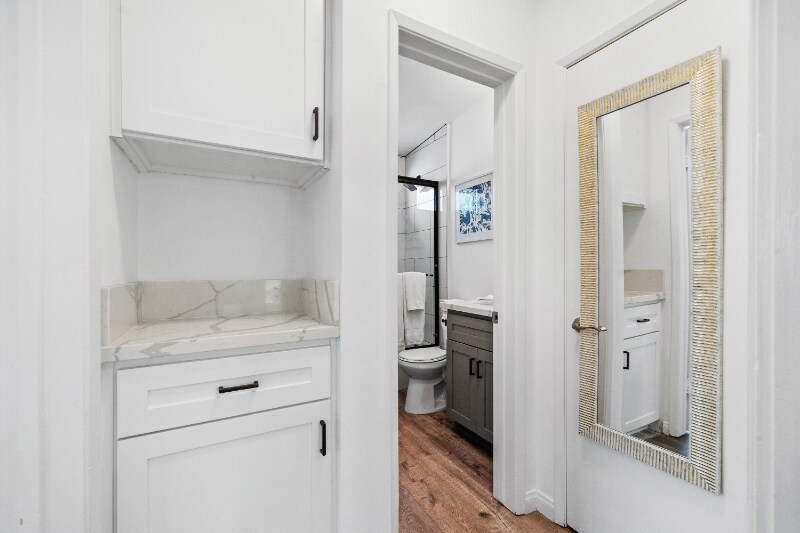 Building Photo - 21 S Venice Blvd