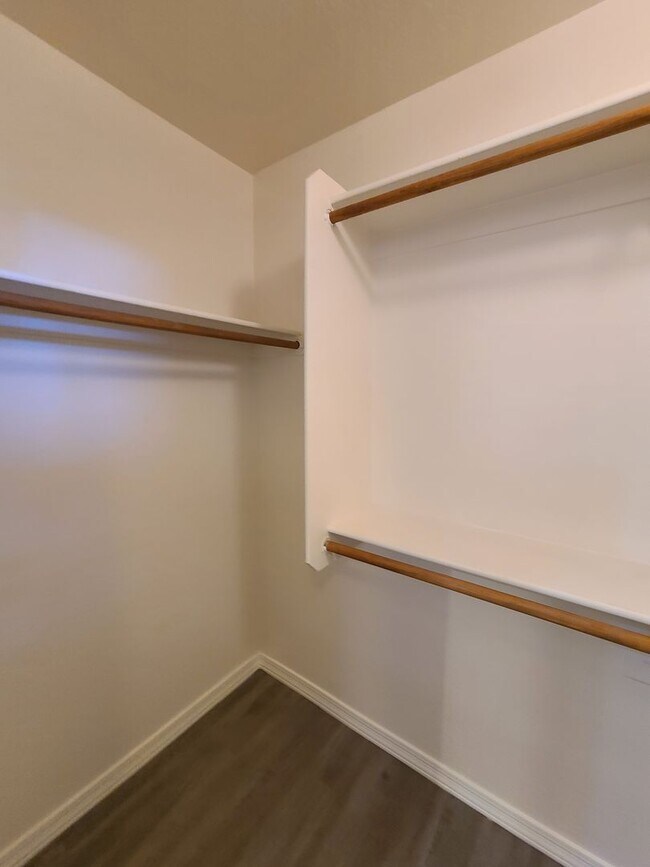 Building Photo - 5 Bedroom, 3 Bath Home in Secluded Neighbo...