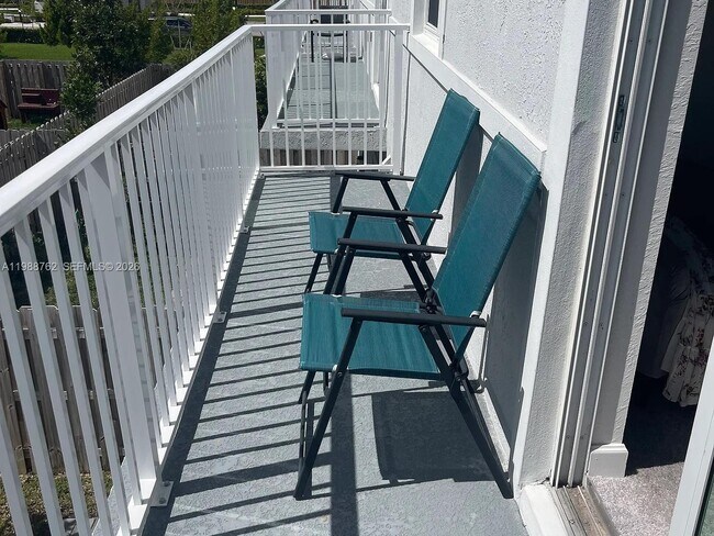 Building Photo - 728 SE 14th Ct