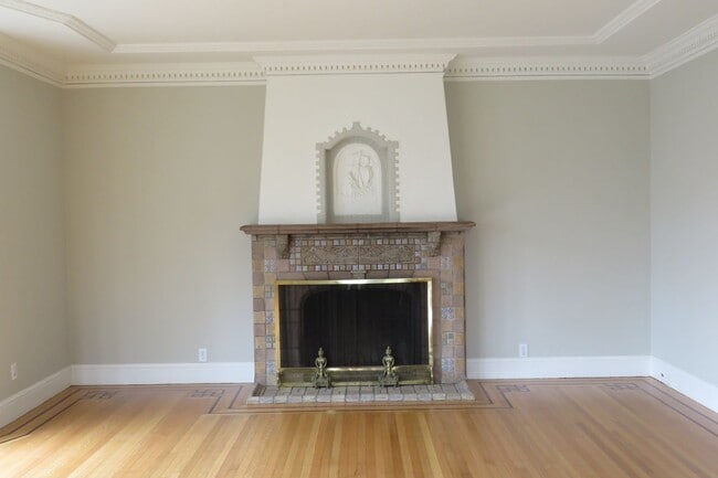 Building Photo - Elegant 4 bedroom House  with bonuses