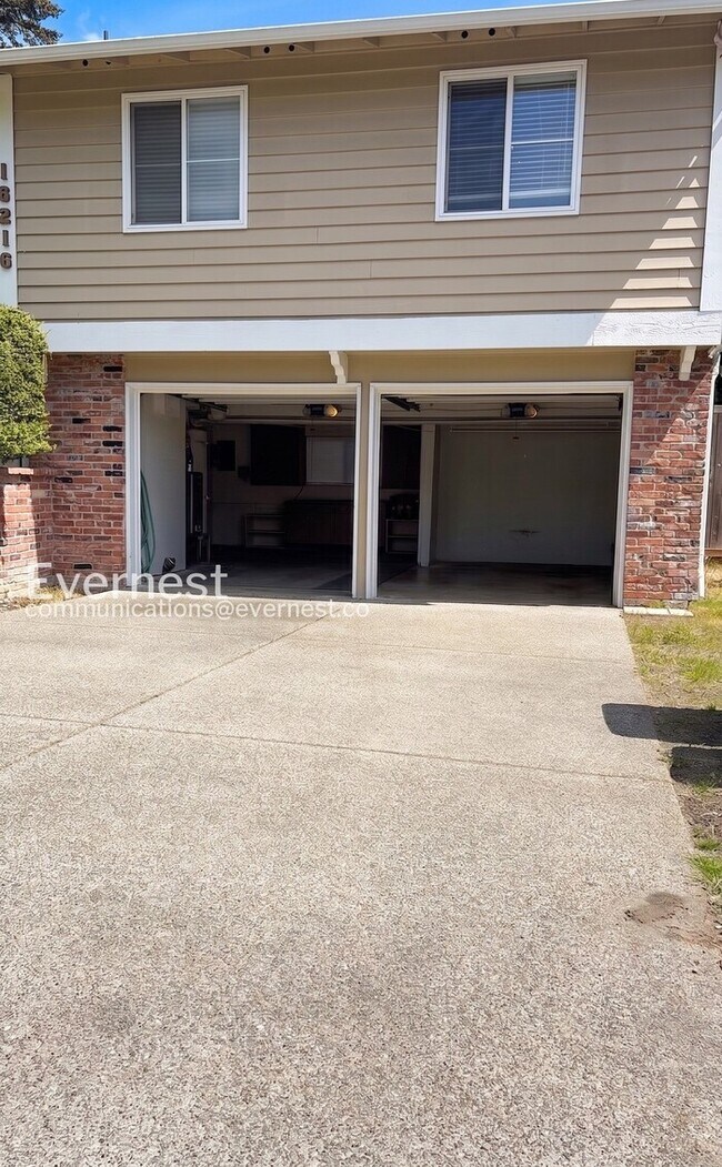 Building Photo - 3-Bed/2.5-Bath Home with Fenced Yard & Attached Garage/Available Now!