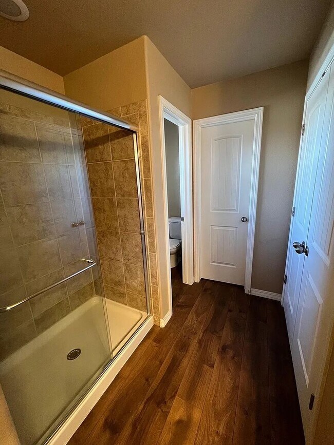 Building Photo - *COMING SOON* 3 Bedroom near Carson and Pe...