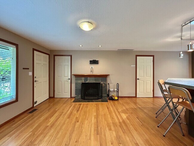 Building Photo - Tranquil Environment: 3 Bed, 1 Bath House