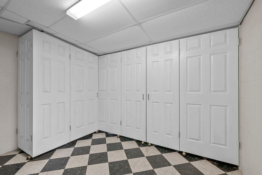 Building Photo - 4807 Jeffery Dr