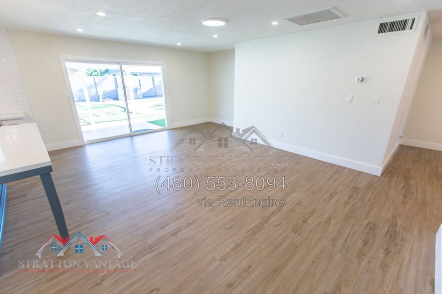 Building Photo - 433 W Santa Cruz Dr