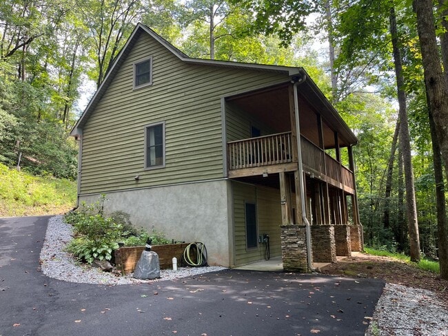 Building Photo - Beautiful 3/2 Mountain Home Rental!