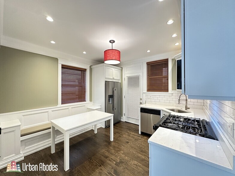 Building Photo - 1406 W Cornelia Ave