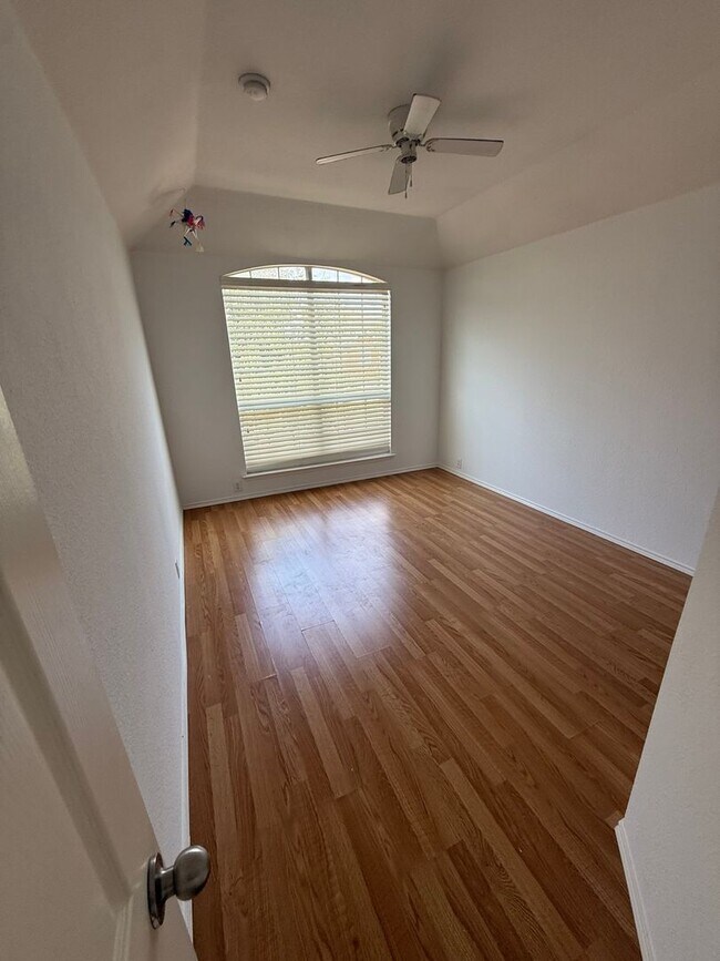Building Photo - MOVE IN SPECIAL! $500.00 OFF 1ST FULL RENT...