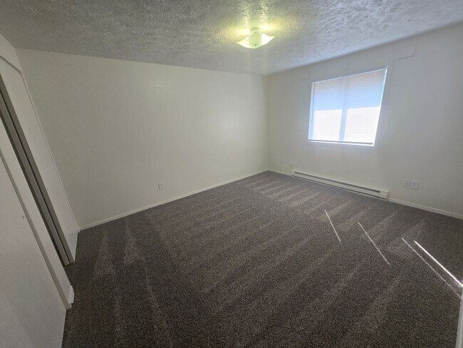 Building Photo - 2 Bed - 1 Bath Unit with Covered Parking