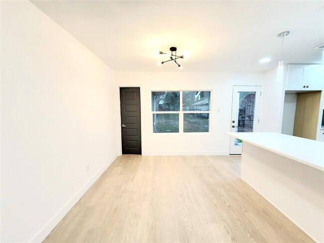 Building Photo - 317 W Houston Ave