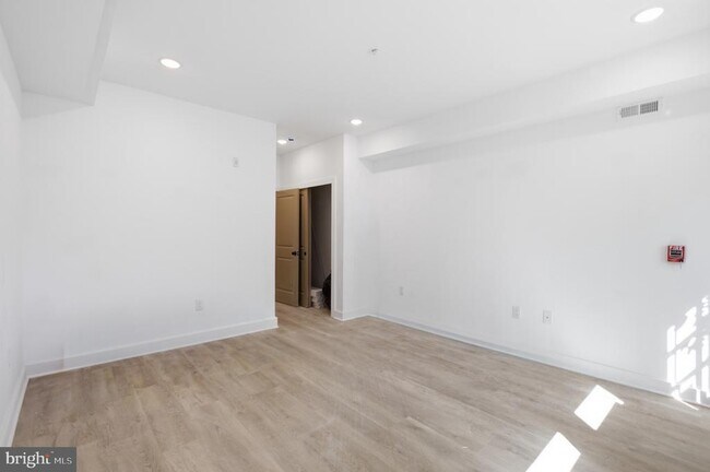 Building Photo - 669 N 39th St