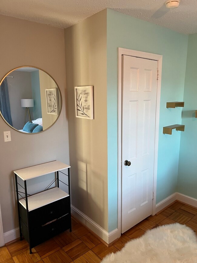 Building Photo - 1624 W Abingdon Dr