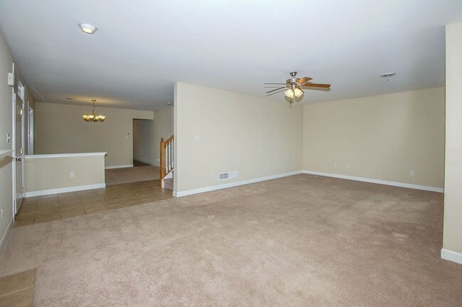 Building Photo - 3 BEDROOM 2.5 BATHROOM APARTMENT