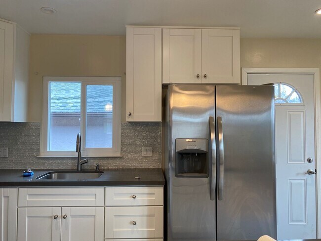 Building Photo - Epic REA-Great 1 BR/1 BA Unit in a S/S Duplex