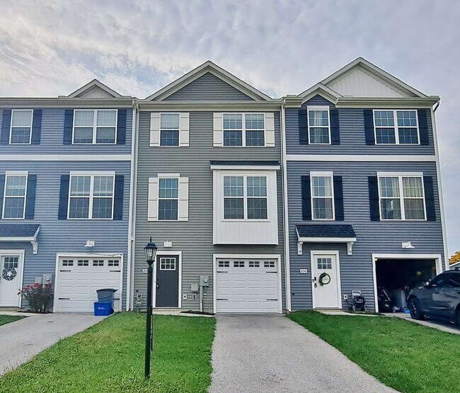 Primary Photo - 3 Bed / 2-1/2 Bath Single Family Townhome w/1-Car Garage