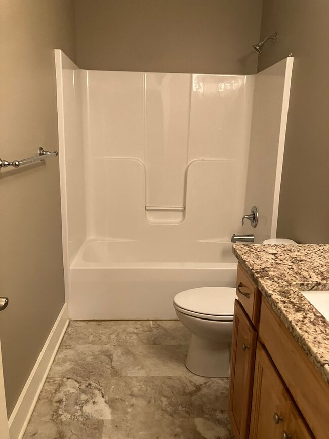 Building Photo - Beautiful 3 bedroom 2 1/2 bath home