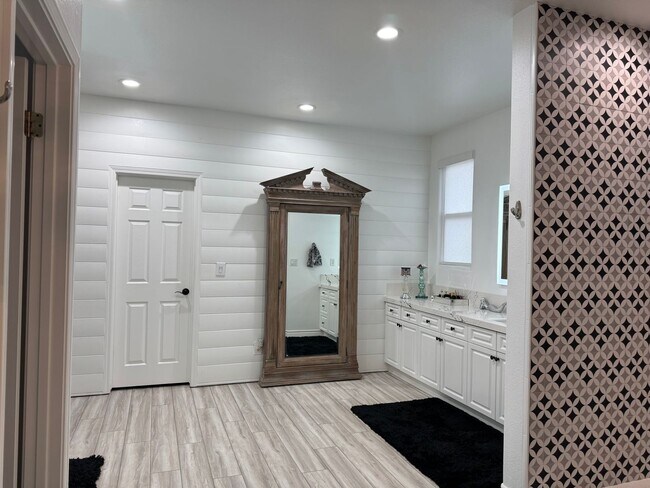 Building Photo - Beautiful 5 Bedroom, 3 Bath Home + Loft in Quail Lake, Clovis, CA