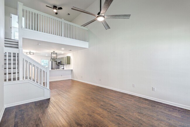 Building Photo - Charming 3-Bedroom Townhome in Summer Wood...