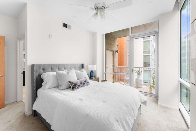 Building Photo - Sophisticated Living on Barton Springs