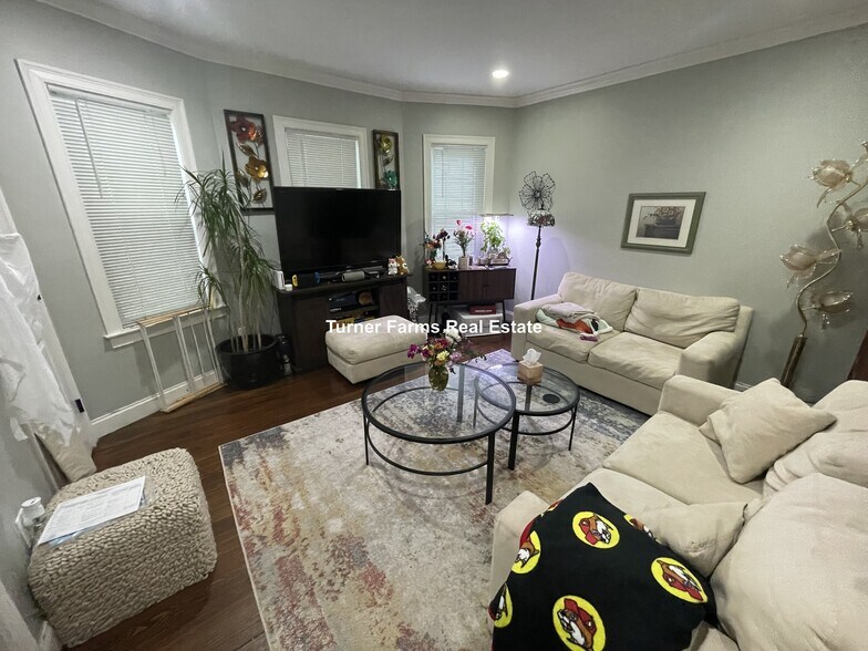 Building Photo - 47 Beech Glen St