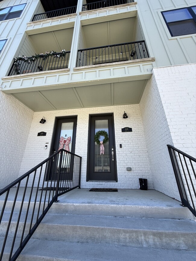 Building Photo - 707 Whitham Ave