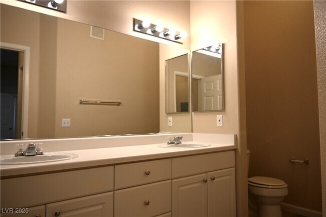 Building Photo - 10245 S Maryland Pkwy