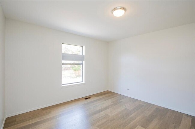 Building Photo - 2217 N Crossover Rd