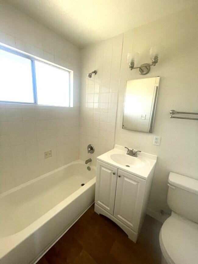 Building Photo - Renovated Upstairs 1 bedroom, Low move in ...