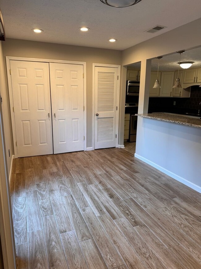 Building Photo - 3 Bedroom || 2.5 Bathroom - Townhome