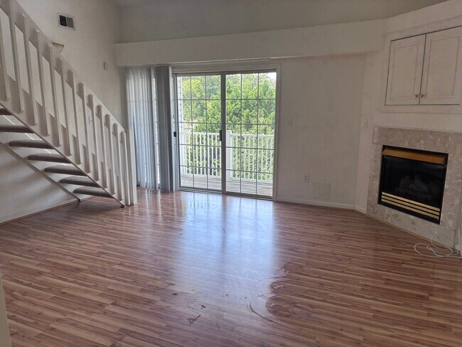 Building Photo - 900 Charnell Dr