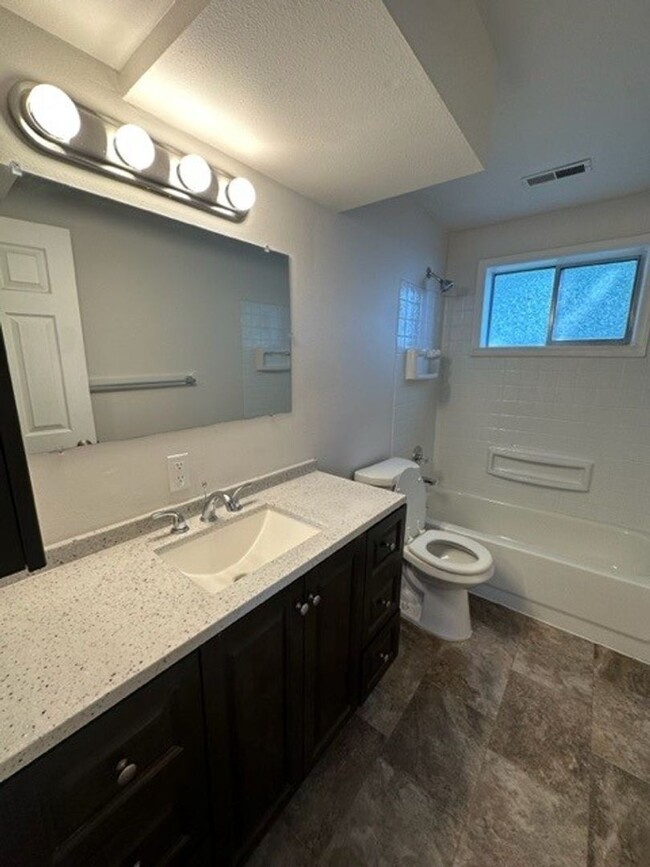 Building Photo - Beautiful 4 Bedroom 2 Bathroom house! #1103