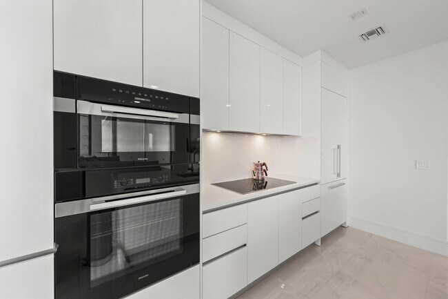 Building Photo - 220 Lake Shore Dr