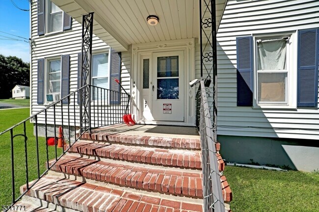 Building Photo - 27 Brighton Rd