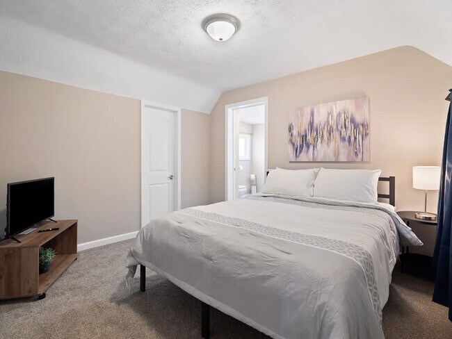 Building Photo - 1415 W 57th St