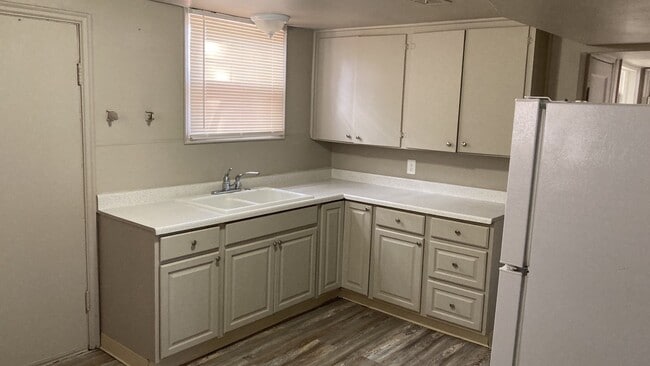 Building Photo - Cozy Apartment