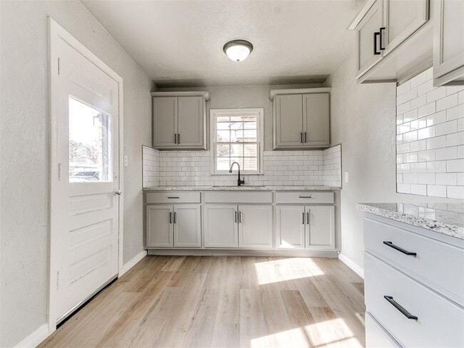 Building Photo - 512 SW 49th St