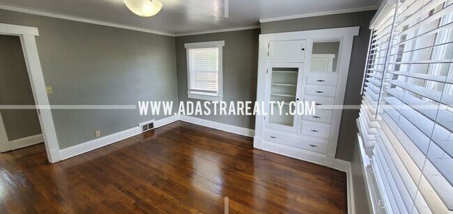 Building Photo - Amazing Historic Independence Home-Available NOW!!