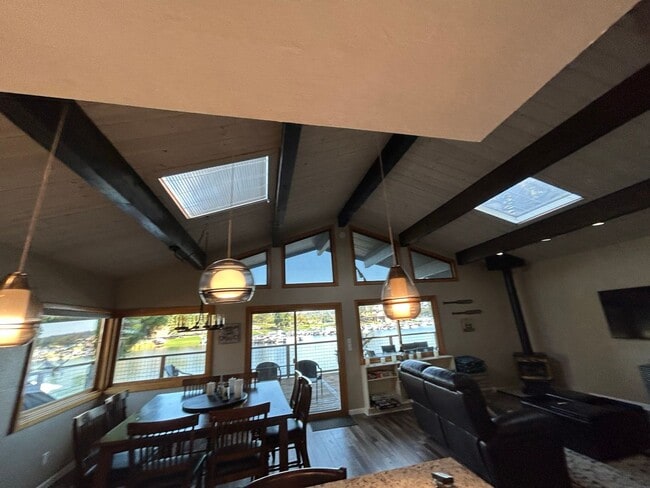 Building Photo - Don't Miss out on a Summer at the Lake.  Beautiful Fully Furnished Lake Front Home available MAY-...