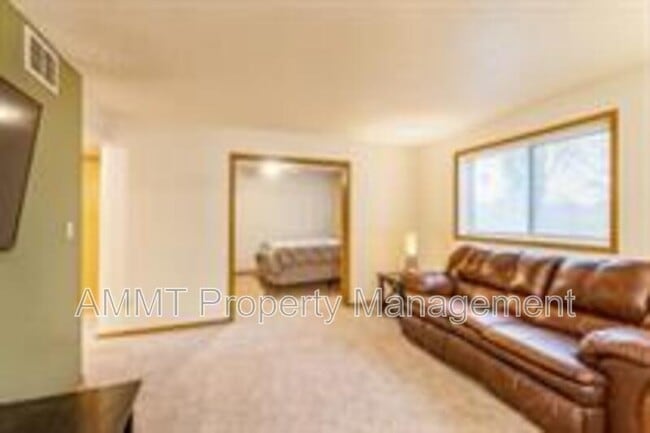 Building Photo - 740 Westwinds Dr