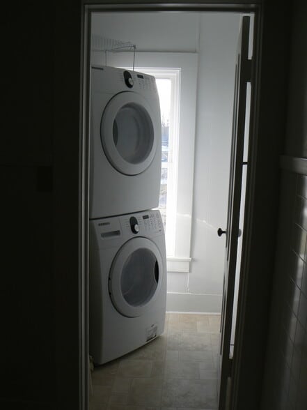 Building Photo - 290 S Main St