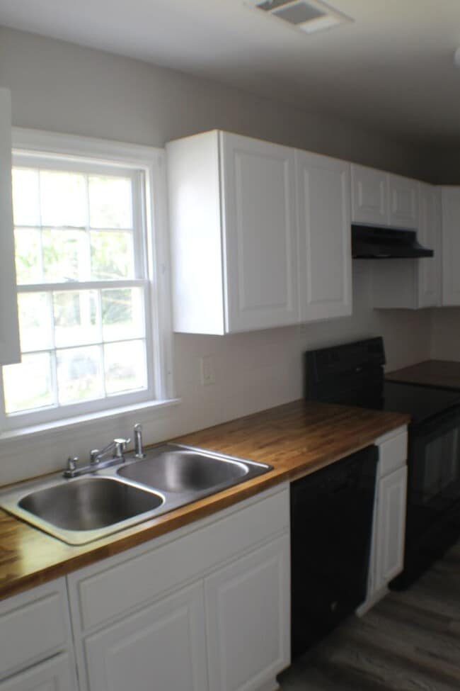 Building Photo - Your Cottage Awaits!
