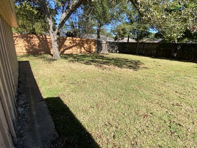 Building Photo - 5566 Beechnut St