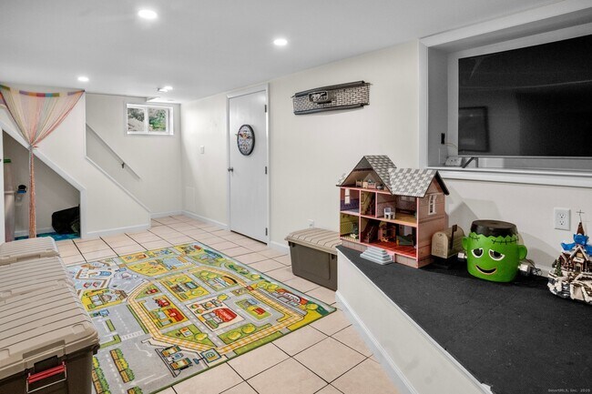 Building Photo - 14 Maple St