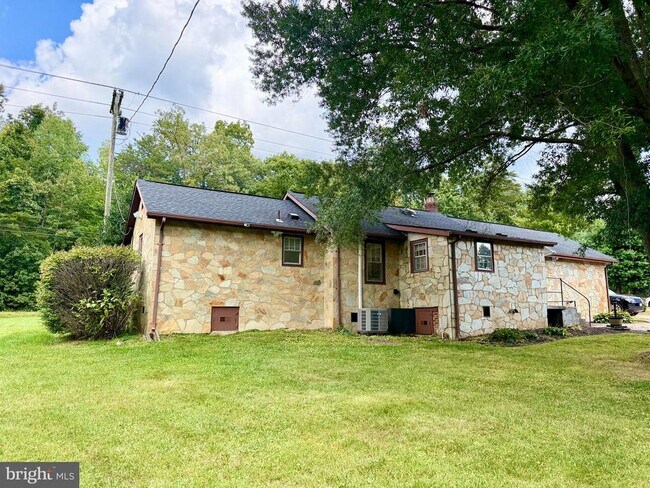 Building Photo - 5865 Websters Way